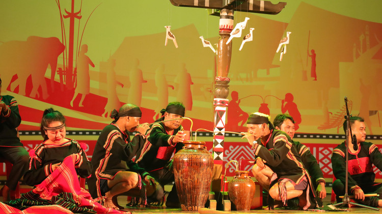 Tiết mục cồng chiêng gắn với nghi thức, nghi lễ truyền thống.