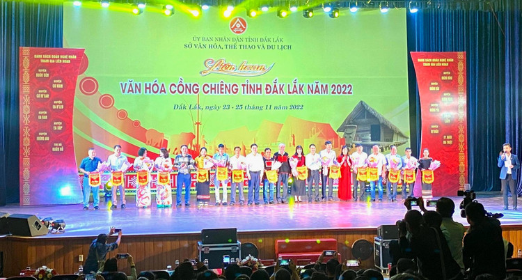 Bí thư Tỉnh ủy Nguyễn Đình Trung và Ban tổ chức trao cờ lưu niệm cho các đoàn tham gia liên hoan.