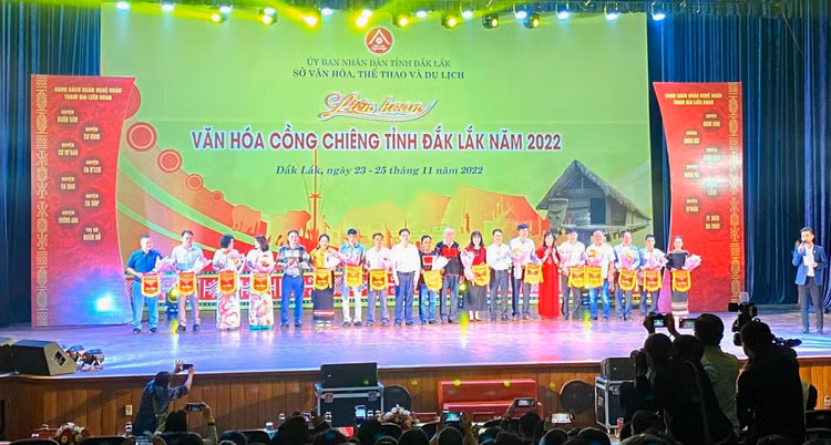 Bí thư Tỉnh ủy Nguyễn Đình Trung và Ban tổ chức trao cờ lưu niệm cho các đoàn tham gia liên hoan.