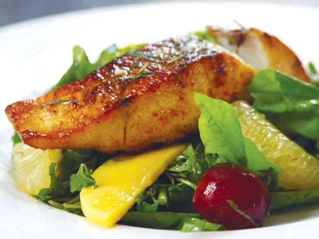 Cá chẽm nướng với trái cây tươi. Ảnh minh họa