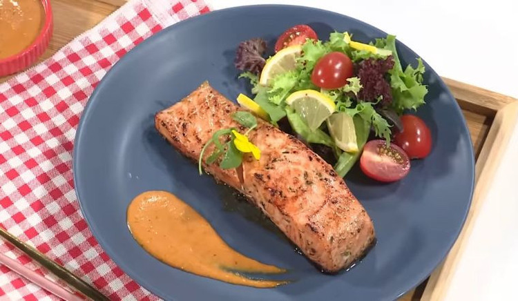 Cá hồi là một loại cá giàu omega-3, một loại chất béo lành mạnh giúp giảm nguy cơ mắc các biến chứng phổ biến từ bệnh tiểu đường. Ảnh minh họa