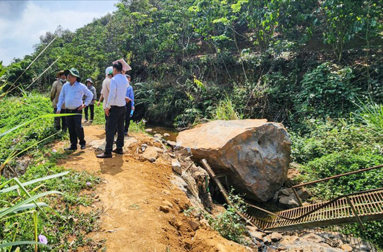 Cơ quan chức năng huyện Bảo Lâm có mặt tại hiện trường kiểm tra vụ việc.