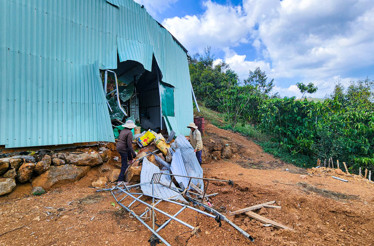 Tảng đá lớn lăn xuống xuyên thủng căn chòi của người dân.