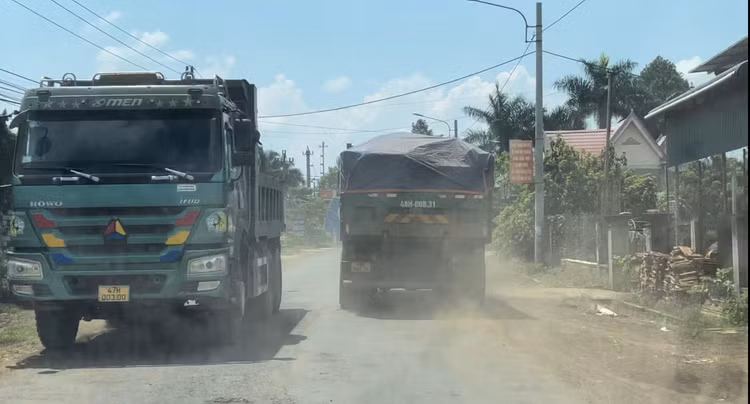 Xe tải chở cát, đá có gắn logo Thuận Hiếu có dấu hiệu quá khổ, quá tải lưu thông liên tục trên tuyến đường làm hư hỏng đường xá, ô nhiễm môi trường.