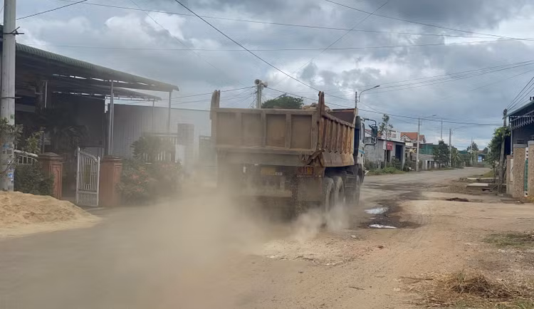 Trời nắng, mỗi khi xe tải có gắn logo Thuận Hiếu đi ngang qua là bụi bay mùi mịt.