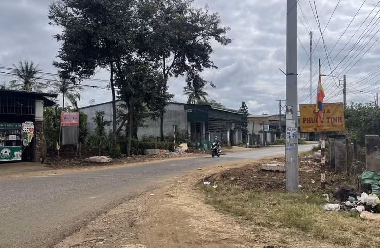 Hiện tại biển báo tải trọng 13 tấn đã được thay bằng biển chỉ dẫn vào chùa.