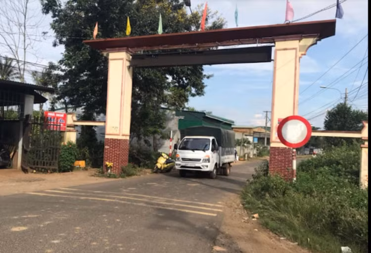 Trước đây, ngay ngã 3 rẽ vào đường liên xã có gắn biển báo tải trọng 13 tấn tuy nhiên biển báo đã bị ai đó xịt sơn phủ mờ số 13 tấn