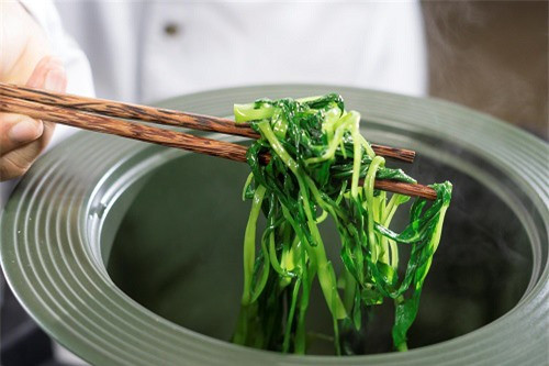 Những loại rau họ cải có chứa lượng Phytoestrogen cao cùng với nhiều loại chất dinh dưỡng. Súp lơ trắng và bông cải xanh có hàm lượng Lignan cao gọi là Secoisolariciresinol, có tác dụng chống lại các bệnh ung thư liên quan đến Hormone như ung thư vú, ung thư nội mạc tử cung và ung thư tuyến tiền liệt. Mặt khác, bắp cải và cải Brussels (loại bắp cải tí hon) rất giàu Phytoestrogen, rất tốt để cải thiện mật độ xương và các triệu chứng mãn kinh. Ảnh Internet