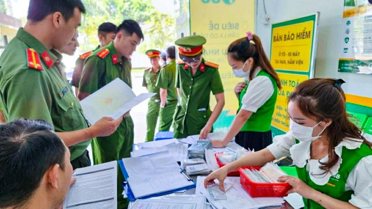 Lực lượng công an kiểm tra các chi nhánh của F88 tại Lâm Đồng.