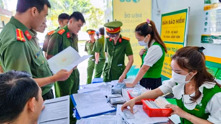 Lực lượng công an kiểm tra các chi nhánh của F88 tại Lâm Đồng.