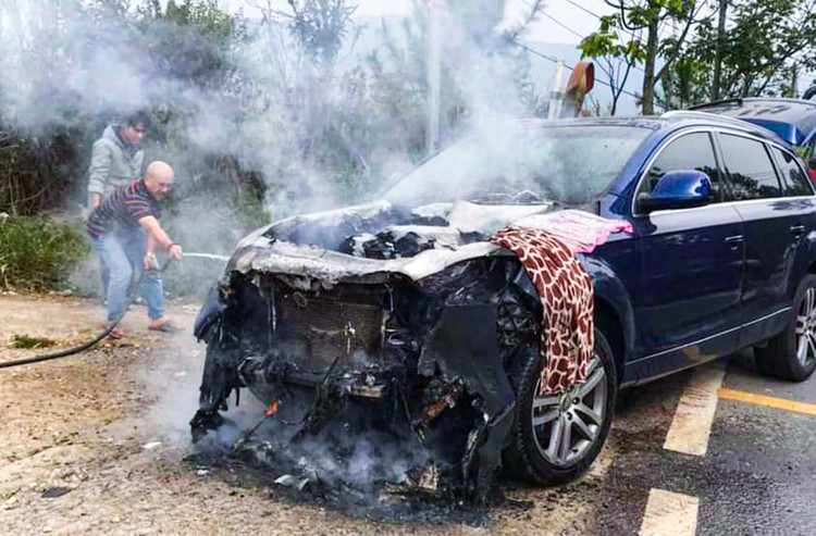 Người dân và chủ xe nỗ lực dập lửa. Người dân và chủ xe nỗ lực dập lửa.