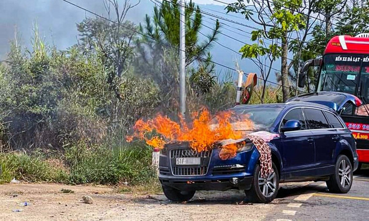 Xe ô tô bốc cháy dữ dội trên đèo Mimosa Đà Lạt. Xe ô tô bốc cháy dữ dội trên đèo Mimosa Đà Lạt.