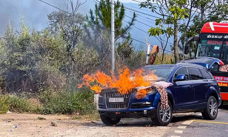 Xe ô tô bốc cháy dữ dội trên đèo Mimosa Đà Lạt.