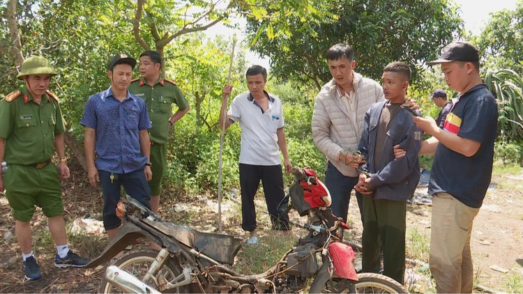 Thiếu niên Y Wiêt Kbuôr bị bắt giữ khi đang lẩn trốn trong rừng.