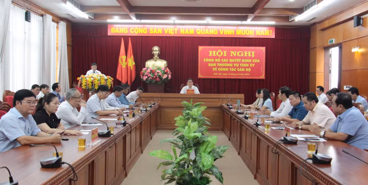 Toàn cảnh hội nghị công bố các quyết định của Ban Thường vụ Tỉnh ủy về công tác cán bộ.