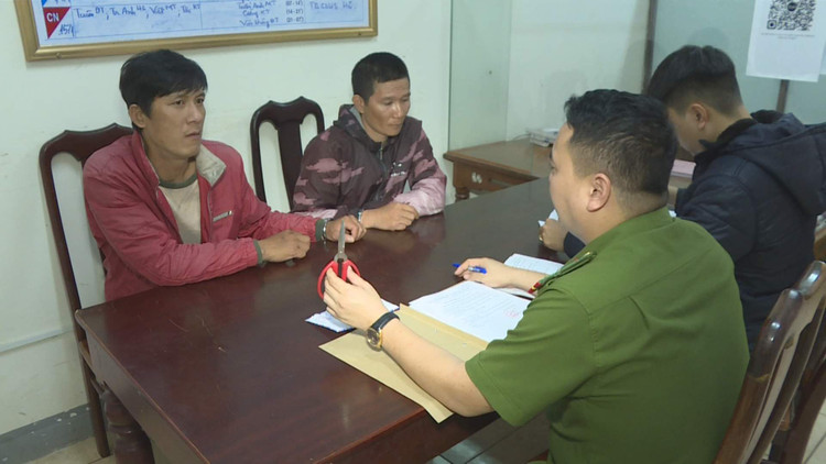 Phan Ngọc Vũ và Vũ Thanh Hổ tại trụ sở cơ quan Công an. Ảnh: Sỹ Đức.