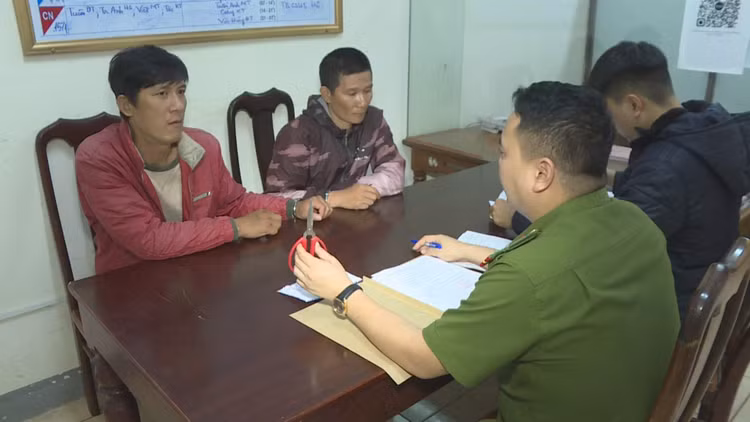 Phan Ngọc Vũ và Vũ Thanh Hổ tại trụ sở cơ quan Công an. Ảnh: Sỹ Đức.