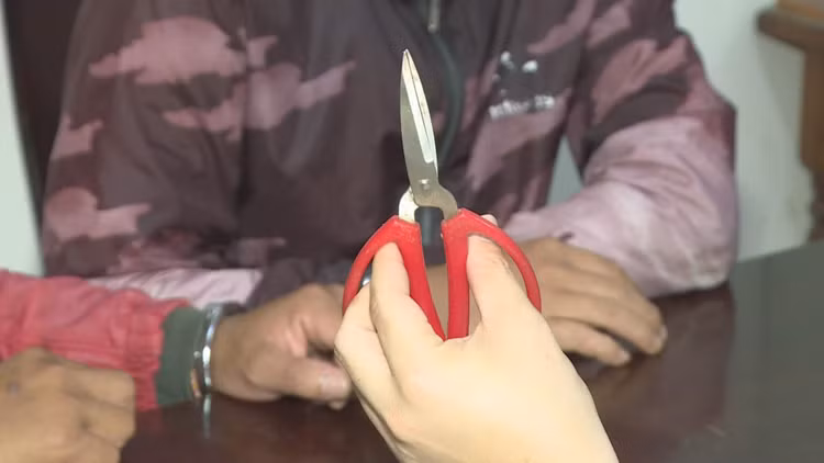 Cây kéo hung khí hai đối tượng dùng để đi cướp tài sản. Ảnh: Sỹ Đức.