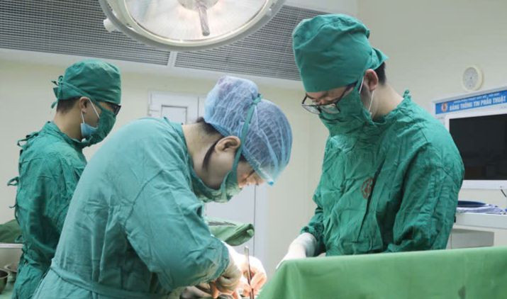 Các bác sĩ phẫu thuật cho người bệnh. Ảnh BVCC
