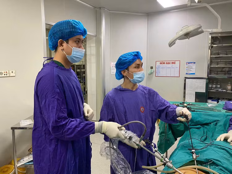 Ekip phẫu thuật cho bệnh nhi. Ảnh BVCC