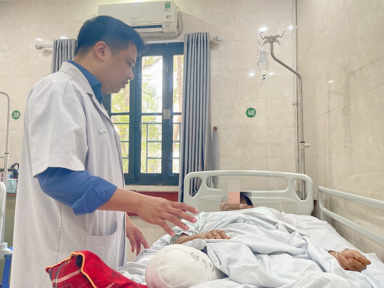 BS Nguyễn Tiến Ngọc – Khoa Phẫu thuật Chi dưới – Bệnh viện Hữu nghị Việt Đức thăm khám cho bệnh nhân