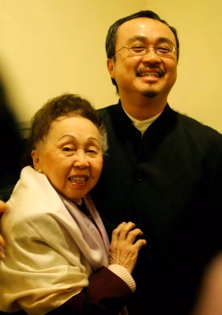 Người mẹ vĩ đại, cũng là người thầy đầu tiên của nghệ sĩ Đặng Thái Sơn. Người mẹ vĩ đại, cũng là người thầy đầu tiên của nghệ sĩ Đặng Thái Sơn.