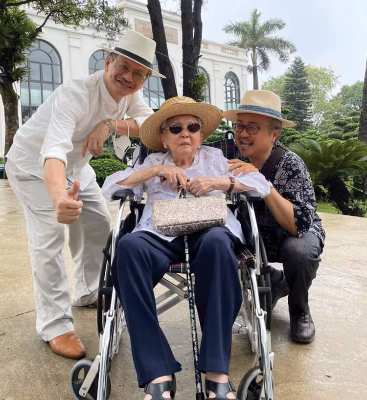 Bà Thái Thị Liên cùng hai con trai năm 2022. Bà Thái Thị Liên cùng hai con trai năm 2022.