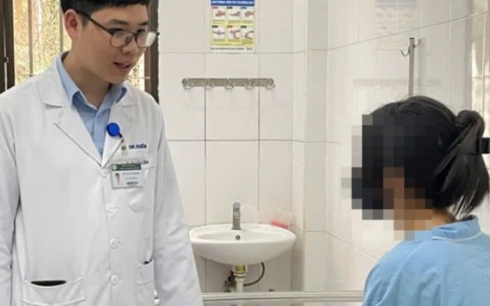 Bác sĩ thăm khám cho bệnh nhân ở Viện Sức khoẻ Tâm thần (Bệnh viện Bạch Mai).