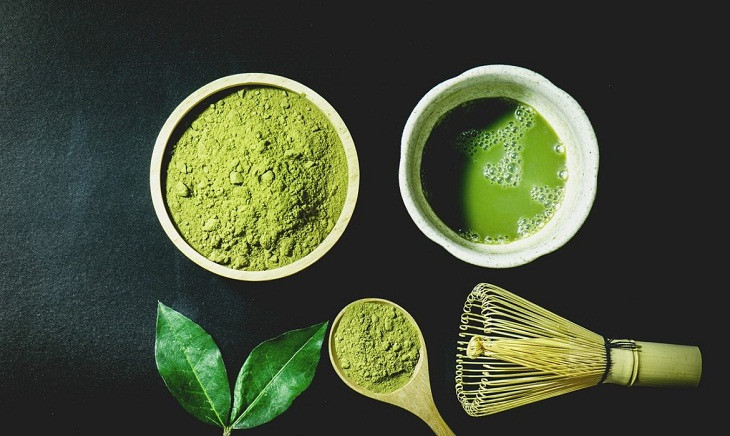 Matcha là bột mịn được nghiền từ lá trà, chúng có hàm lượng caffeine thấp hơn cà phê, nhưng lại chứa chất chống oxy hóa mạnh mẽ. Ảnh minh họa