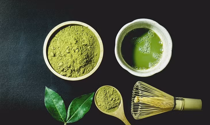 Matcha là bột mịn được nghiền từ lá trà, chúng có hàm lượng caffeine thấp hơn cà phê, nhưng lại chứa chất chống oxy hóa mạnh mẽ. Ảnh minh họa
