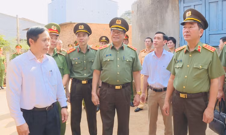 Thứ trưởng Trần Quốc Tỏ cùng đoàn công tác đến thăm và làm việc tại Công an xã Cư Né, huyện Krông Búk, tỉnh Đắk Lắk.