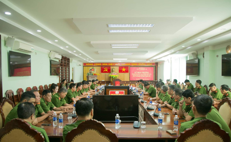 Toàn cảnh buổi lễ trao thưởng đột xuất cho 2 đơn vị phá án nhanh trong vụ cướp tài sản nhà Chủ tịch Huyện.