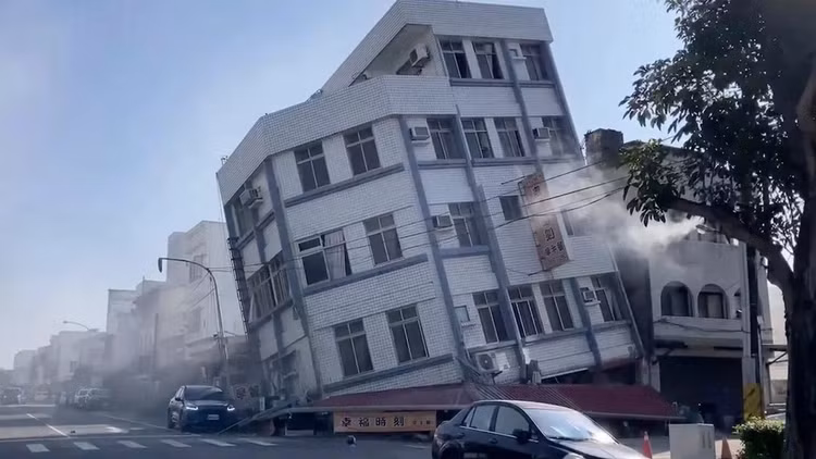 Tòa nhà bị sập một phần ở Hoa Liên, phía đông Đài Loan (Ảnh: TVBS)