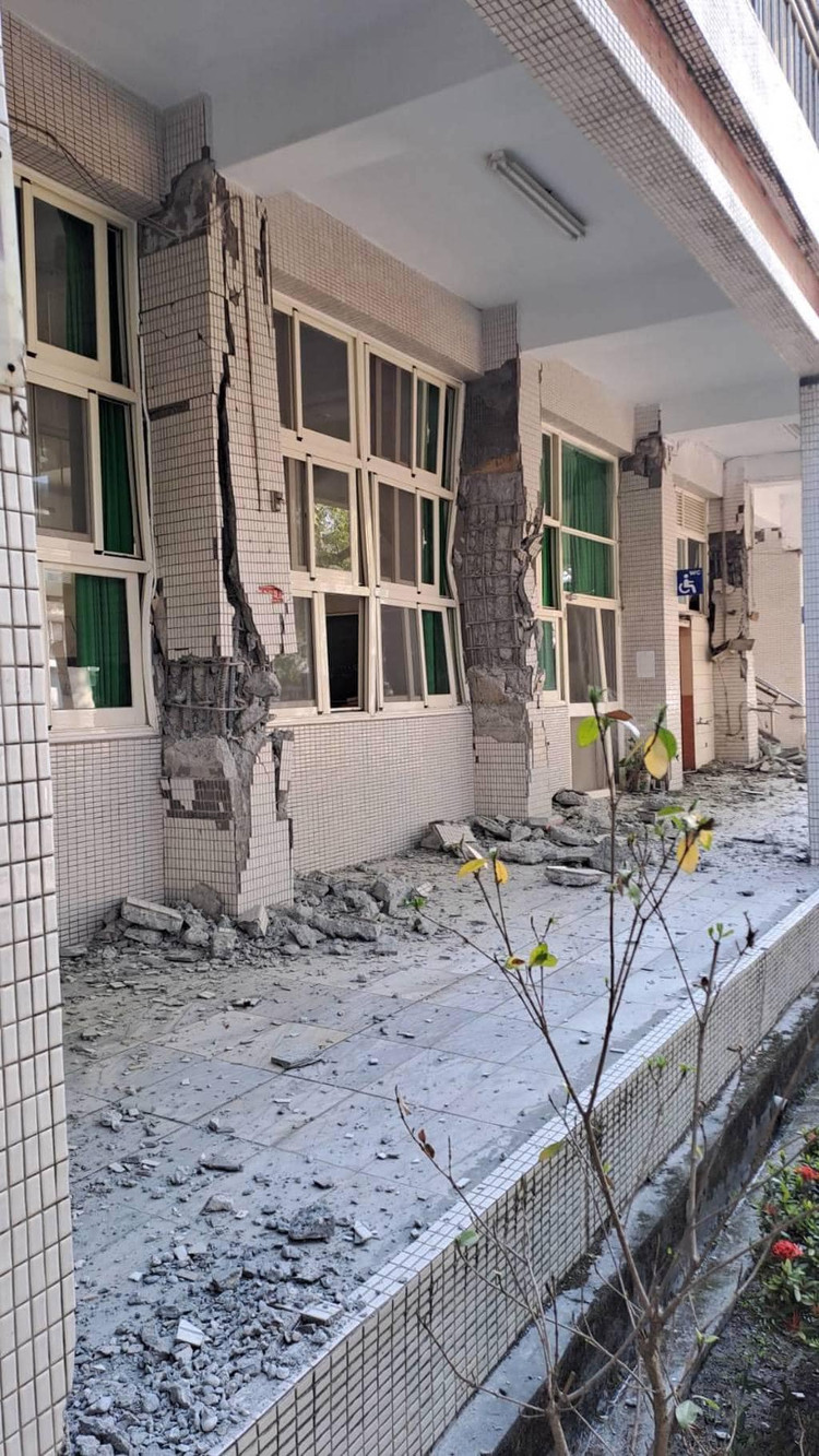 Ngôi nhà bị hư hại sau trận động đất. Ảnh Quang Việt