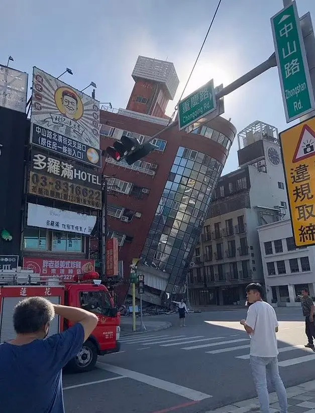 Tòa nhà bị nghiêng đổ sau trận động đất. Ảnh Anh Tuấn