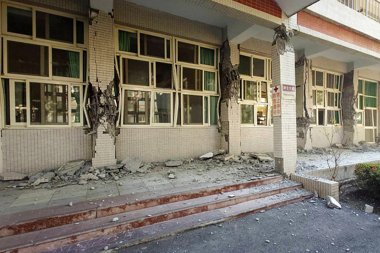 Một công trình bị hư hại sau trận động đất ở Đài Loan. Ảnh THQH