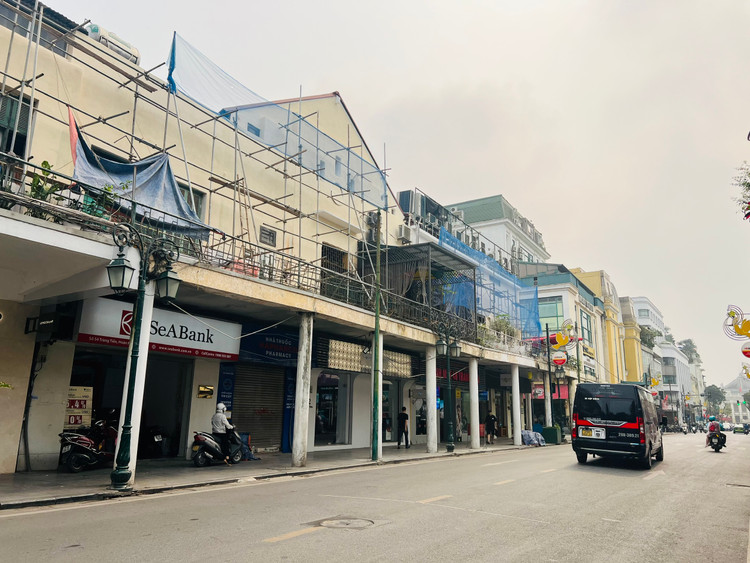 Tuy nhiên, hiện nay, phố Tràng Tiền có nhiều công trình xuống cấp, mặt tiền thiếu thẩm mỹ do người dân cơi nới, tự lắp biển hiệu thiếu tổ chức. Do đó, quận Hoàn Kiếm lên kế hoạch cải tạo, chỉnh trang lại toàn bộ mặt tiền của tuyến phố này.