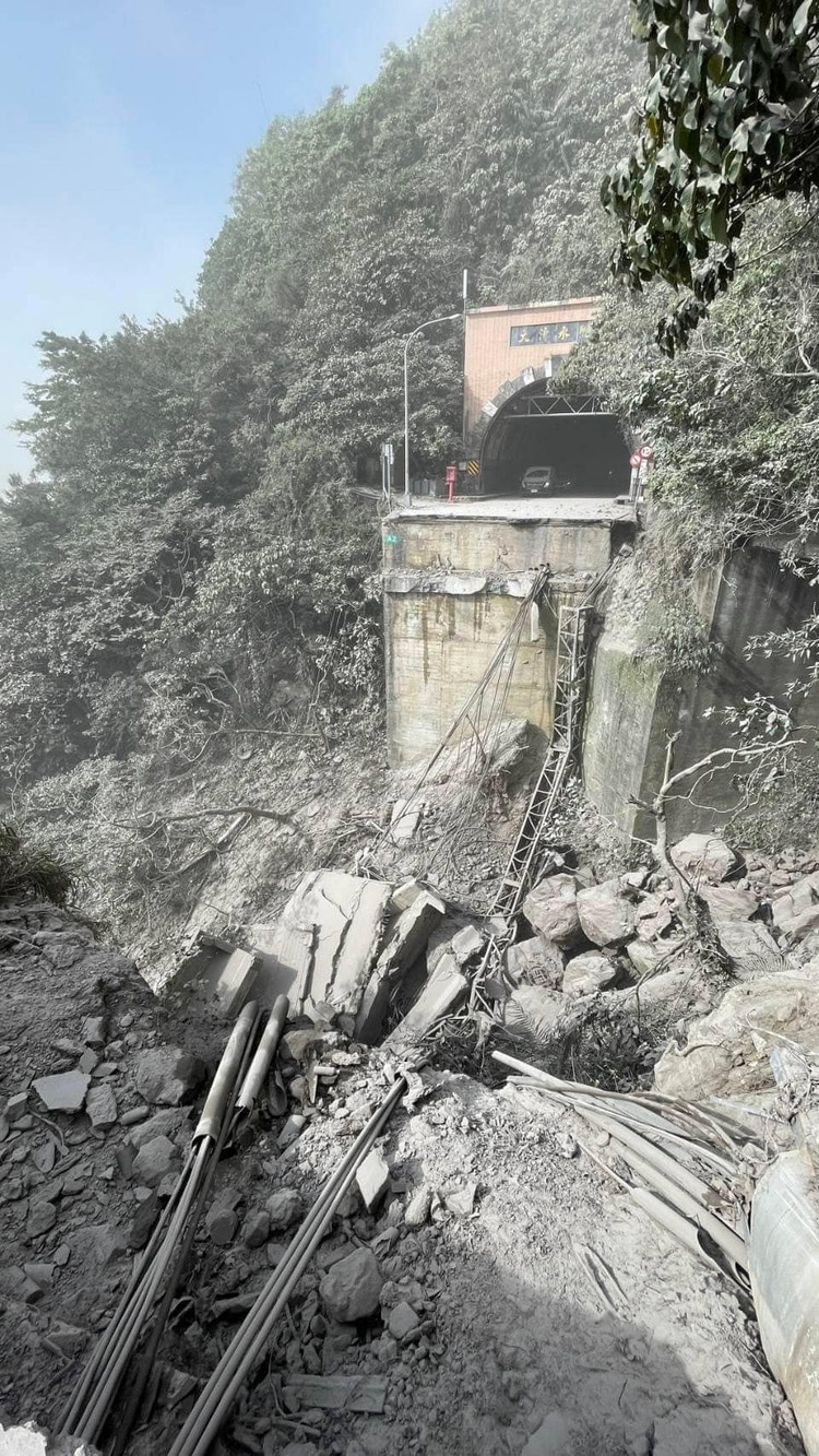 Hoa Liên sau trận động đất, nhiều nơi bị lở đất lở đá, sập cầu. Ảnh Facebook Quang Việt