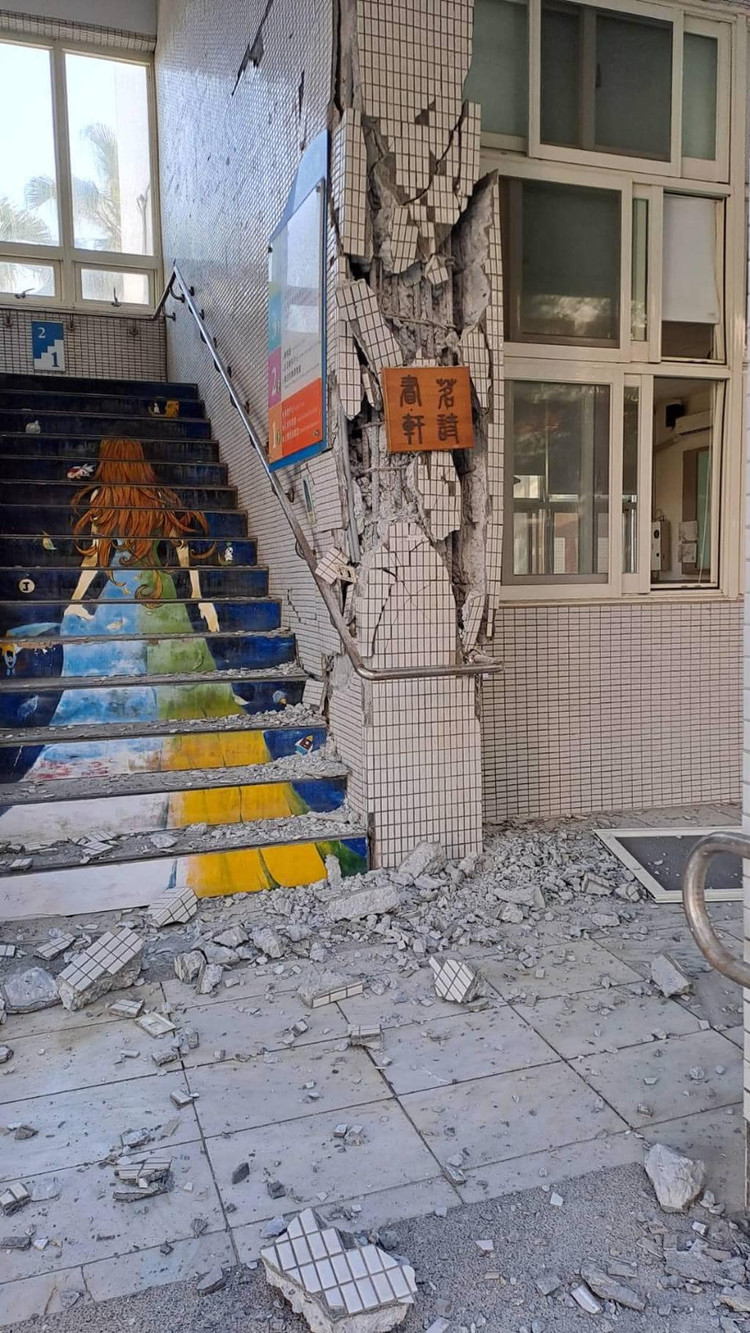 Thiệt hại sau trận động đất. Ảnh Anh Tuấn