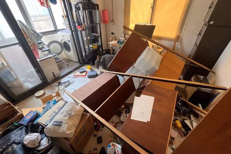 Đồ đạc trong nhà bị đổ nát, hư hại. Ảnh Dantri