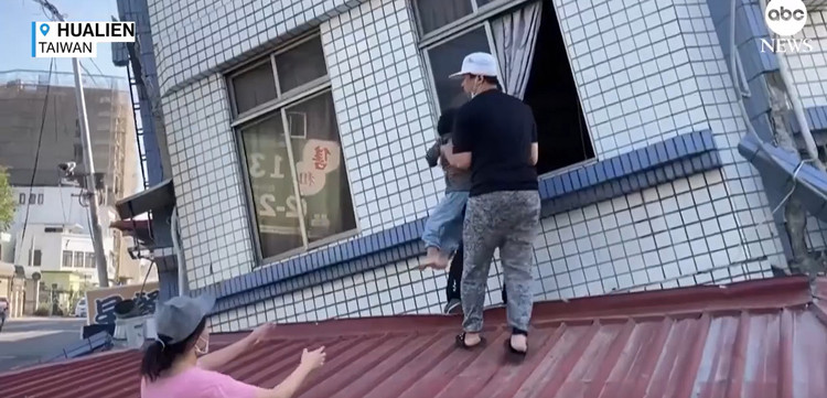 Giải cứu nạn nhân khỏi các tòa nhà bị nghiêng, sập do động đất ở Đài Loan. Ảnh Cắt từ video