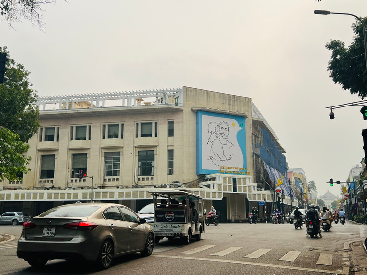 Phố Tràng Tiền (quận Hoàn Kiếm, Hà Nội) là tuyến phố có nhiều công trình kiến trúc giá trị, nhiều câu chuyện lịch sử, nhiều chứng tích văn hóa và những nếp sống gắn liền với người Hà Nội qua nhiều năm tháng.