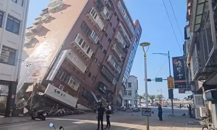 Tòa nhà bị nghiêng đổ sau trận động đất rung mạnh. Ảnh Dantri