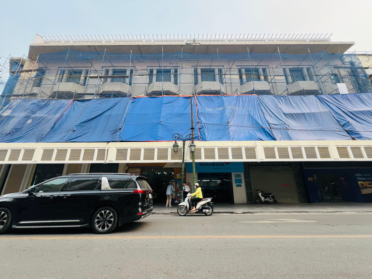 Theo ghi nhận của PV Khoa học &amp; Đời sống, khu vực tầng 2 tuyến phố Tràng Tiền được quây bạt, dựng rào để sửa chữa.