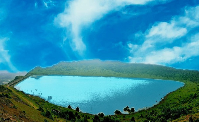 Ban đầu, hồ có diện tích gần 10ha, dung tích khoảng 300.000m3. Để xây dựng được hồ Thới Lới, người dân đã phải đào trong 18 tháng mới hoàn thành, công cuộc xây dựng cũng gặp nhiều khó khăn bởi vị trí địa lý.