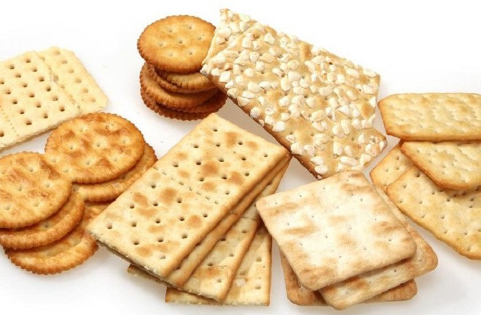 Các loại bánh quy làm giảm lượng nước bọt và dịch dạ dày giúp bớt buồn nôn, khó chịu. Ảnh minh họa