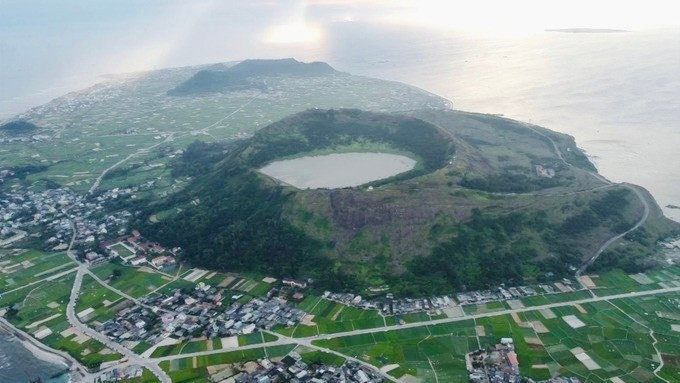 Do thiếu nước ngọt cho sinh hoạt nên nước cho trồng trọt, tưới tiêu cũng khan hiếm. Mặt khác, đảo Lý Sơn là hòn đảo được hình thành từ hàng triệu năm của núi lửa mà tàn tích của nó là hai lòng chảo lớn: một ở núi Giếng Tiền, một ở núi Thới Lới. Năm 1898, chính quyền tỉnh Quảng Ngãi đã chỉ đạo xây dựng hồ chứa nước trên đỉnh Thới Lới để phục vụ sinh hoạt sản xuất cho người dân nơi đây.