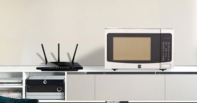 Không nên để wifi gần lò vi sóng. Ảnh minh họa