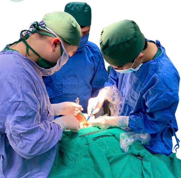 Các bác sĩ tiến hành phẫu thuật cho bệnh nhân. Ảnh TTYT huyện Yên Lập