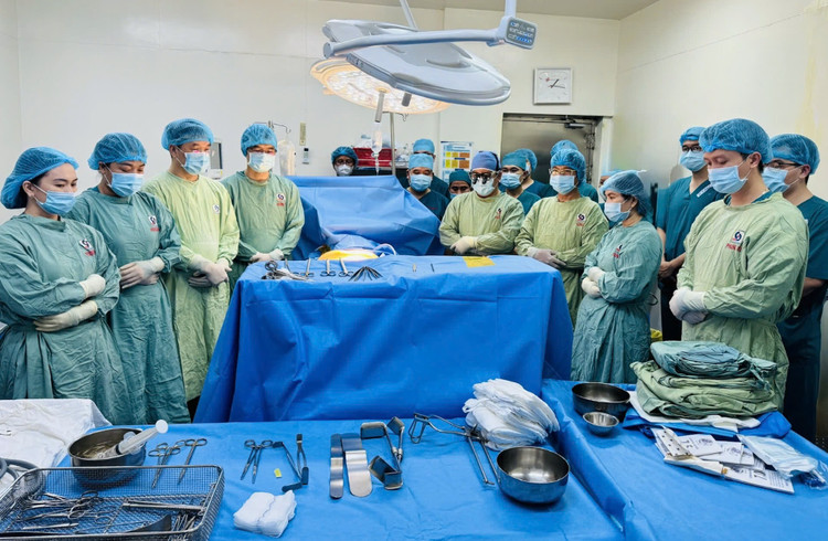 Các y bác sĩ dành một phút tri ân, mặc niệm để cảm ơn người hiến tạng.